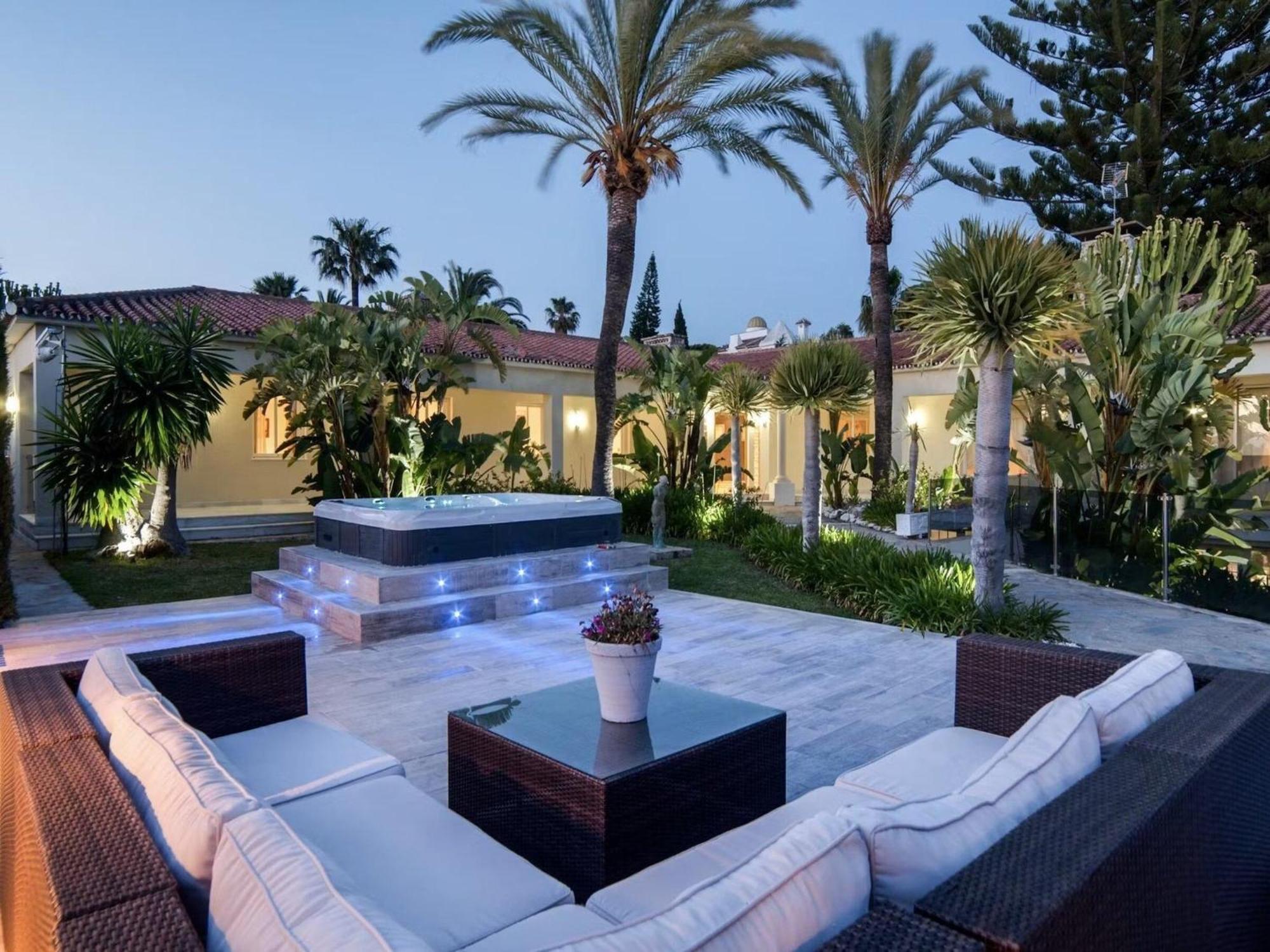 Villa Modern Versace-themed