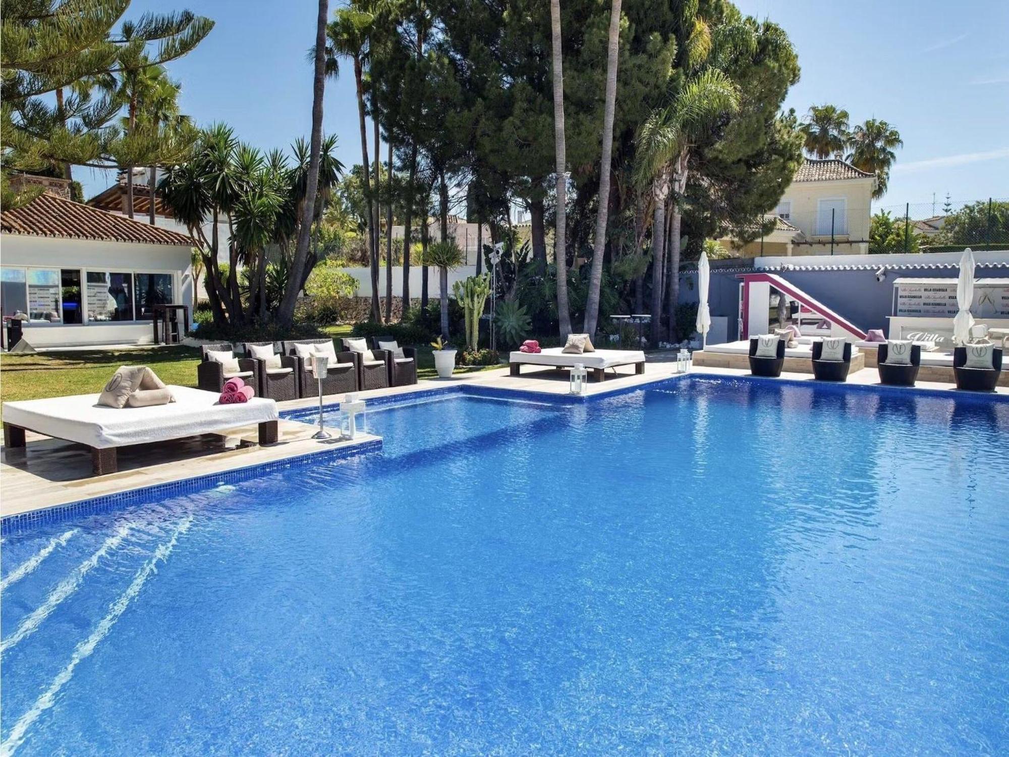 Villa Modern Versace-themed