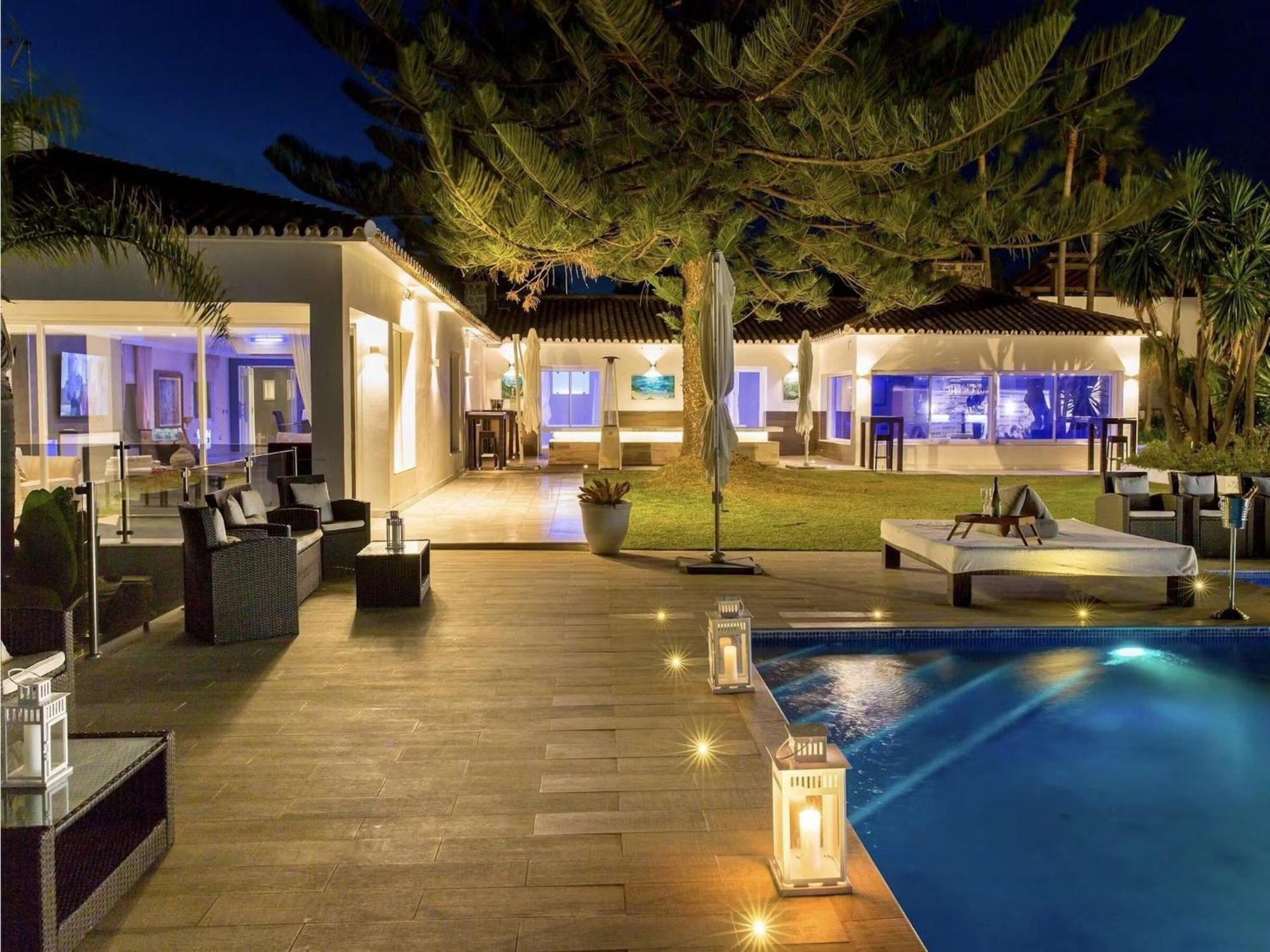Villa Modern Versace-themed