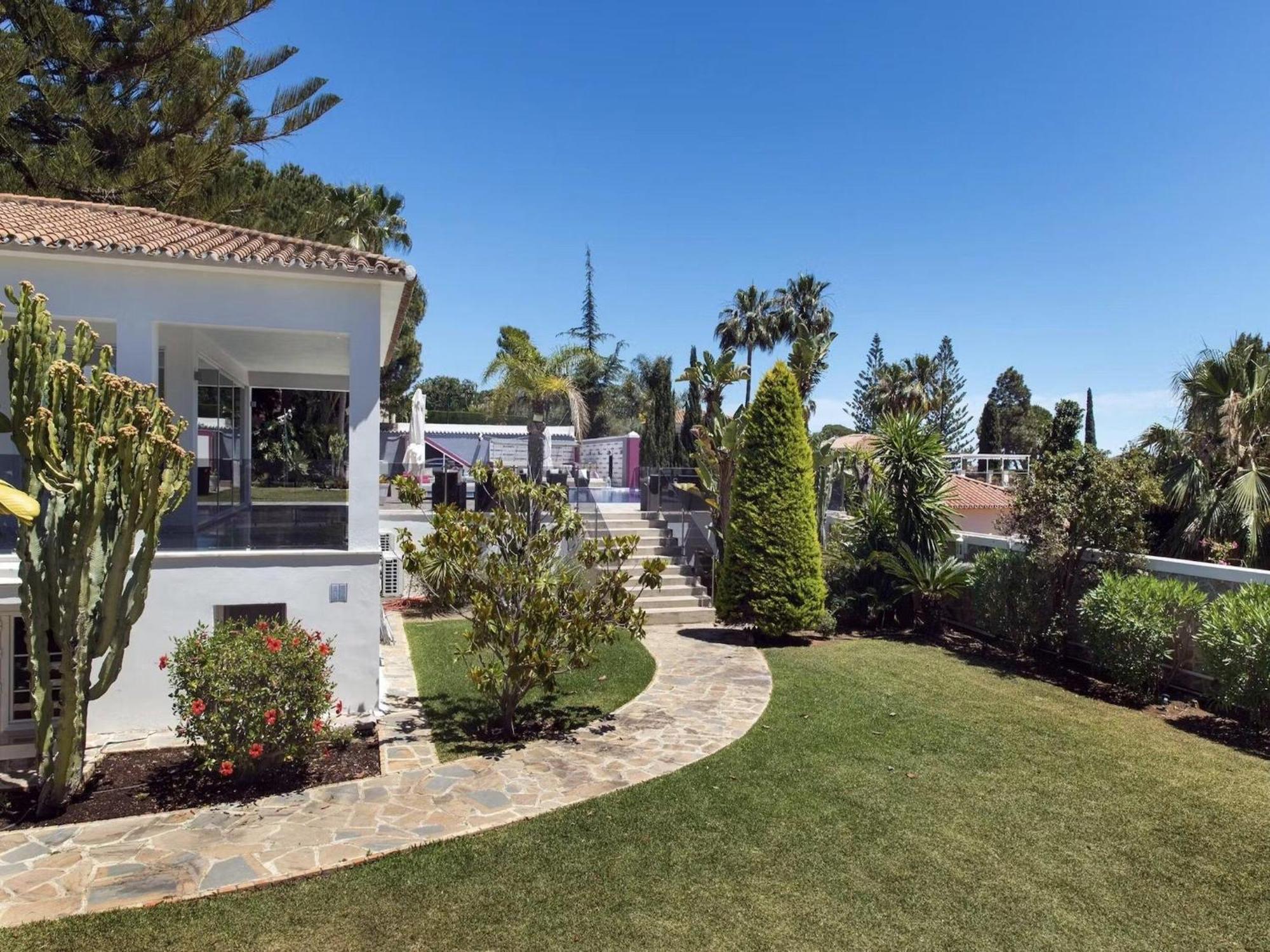 Villa Modern Versace-themed